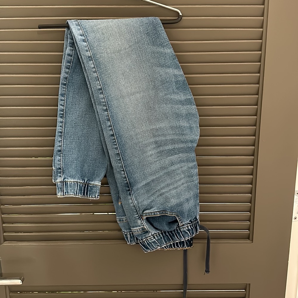 Hollister Jean denim skinny jogger men’s size SMALL.